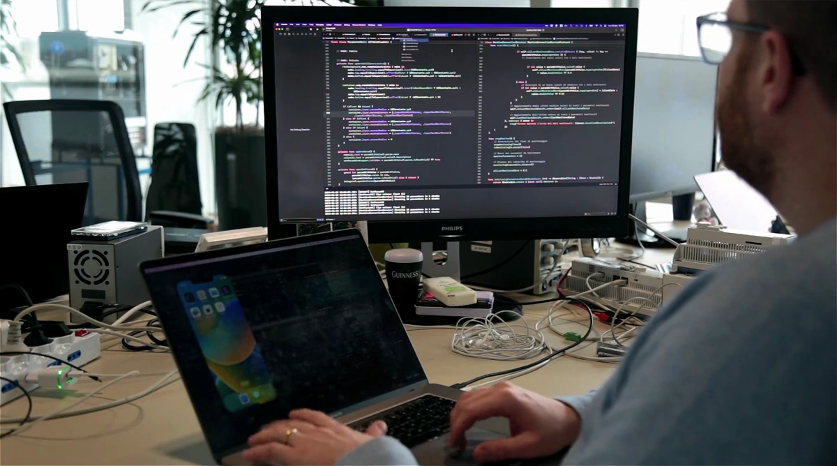 sviluppatore app durante il proprio lavoro