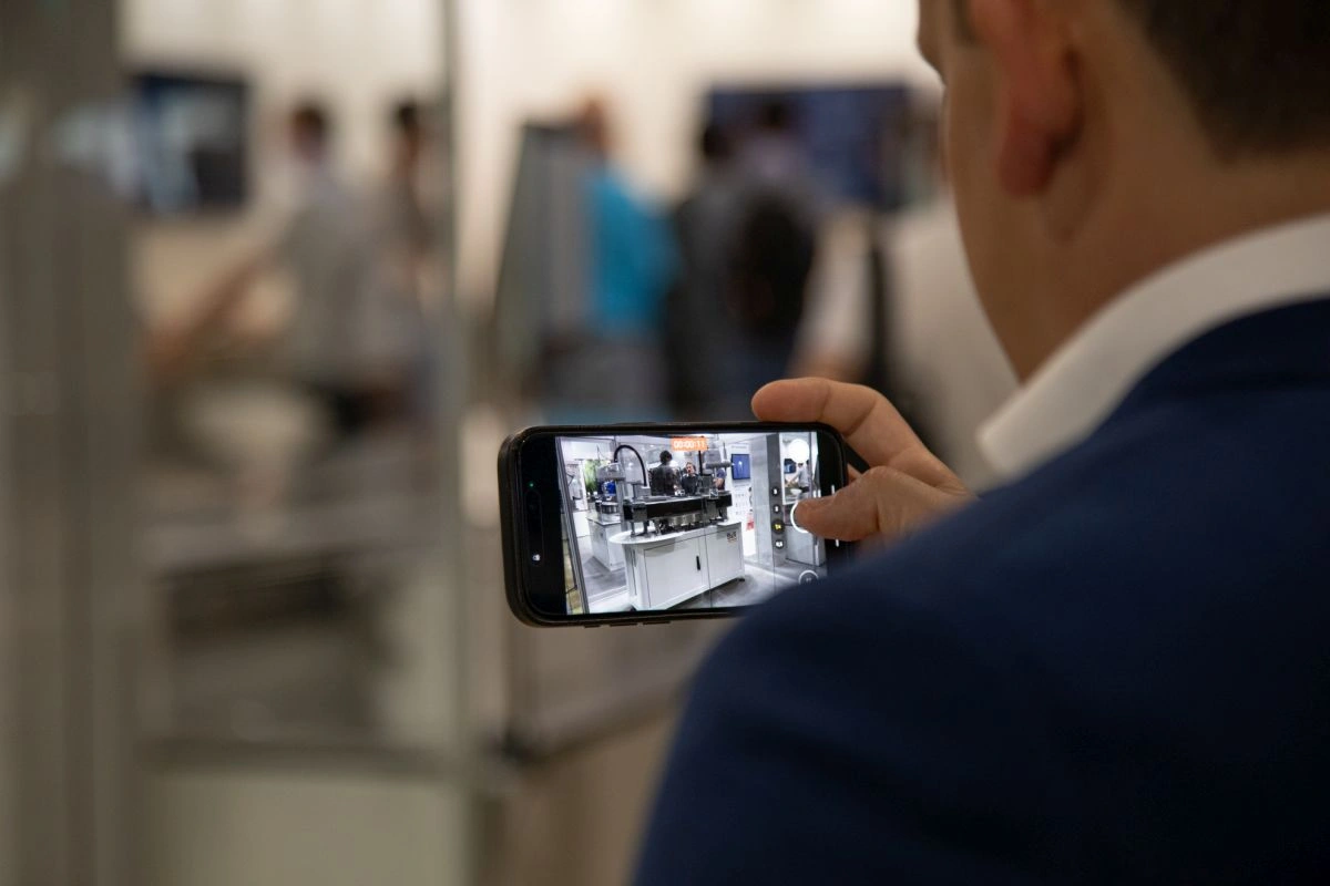 visitatore fotografa un macchinario a sps italia 2026