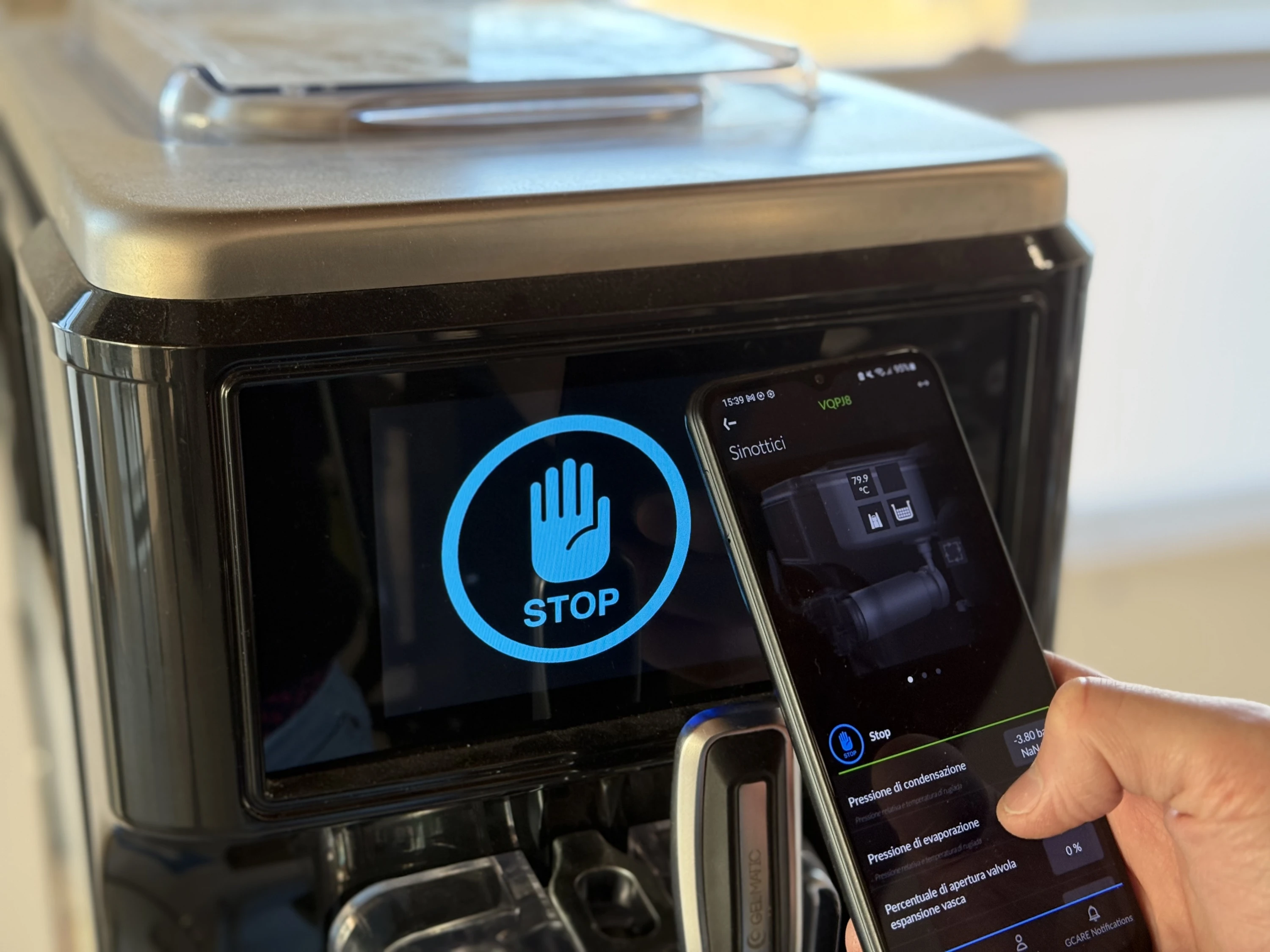 Interfaccia di una connected app su smartphone che controlla oggetti IoT come una macchina del gelato