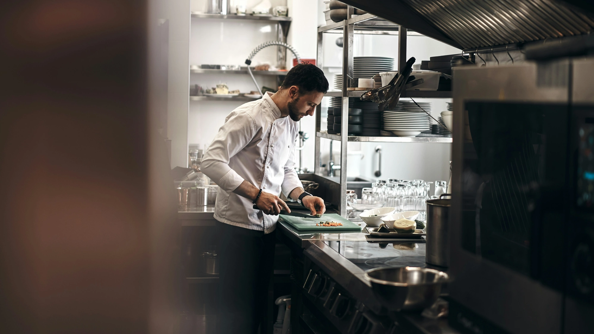 Chef in una cucina professionale che prepara ingredienti, esempio di ambiente horeca dove la diagnostica preventiva fa la differenza