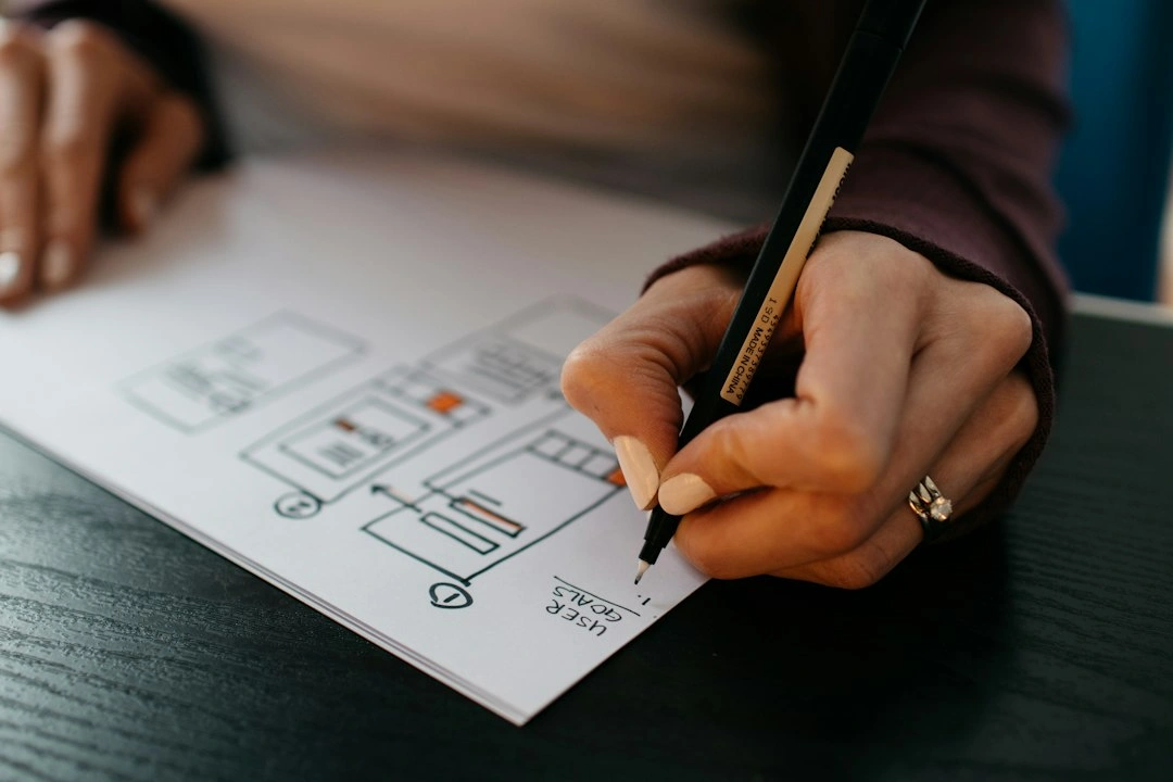 Schizzi di progettazione UX su carta, fase di design di un'app